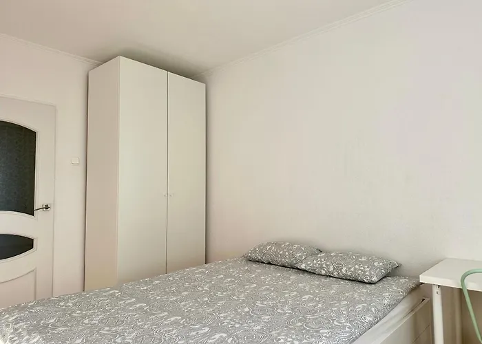 Przy Plazy - Hallera 253 *